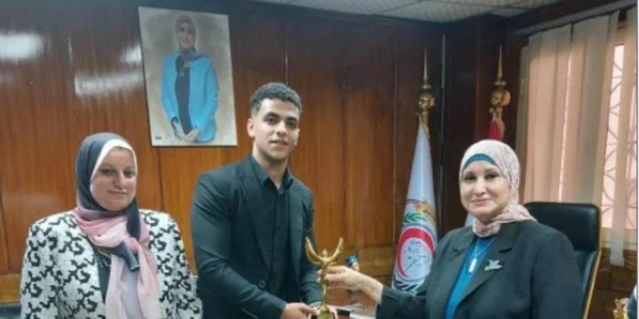 نقيب التمريض تكرم علي محمد وتمنحه «أوسكار النقابة» بعد مساعدته مريضا مسنا على أداء الصلاة - تواصل نيوز