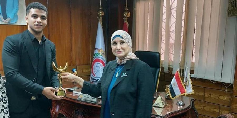 ساعد مريضًا على أداء الصلاة، التمريض تمنح أوسكار النقابة ومنحة جامعية ومكافأة مالية لممرض - تواصل نيوز
