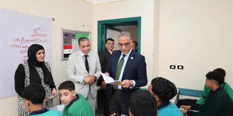 "تفقد الفصول"، محافظ الجيزة يفاجئ مدارس بولاق الدكرور بتعليمات عاجلة - تواصل نيوز