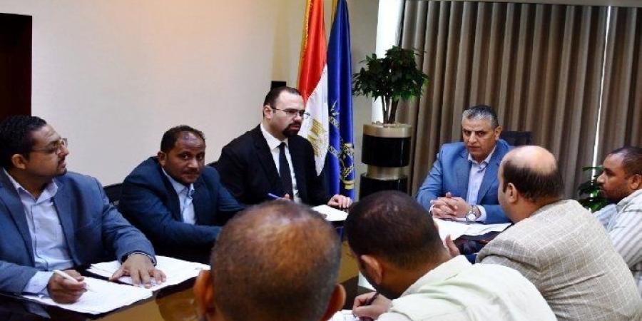 نائب محافظ أسوان يستعرض جهود تطوير منظومة التخلص الآمن من النفايات الطبية الخطرة - تواصل نيوز