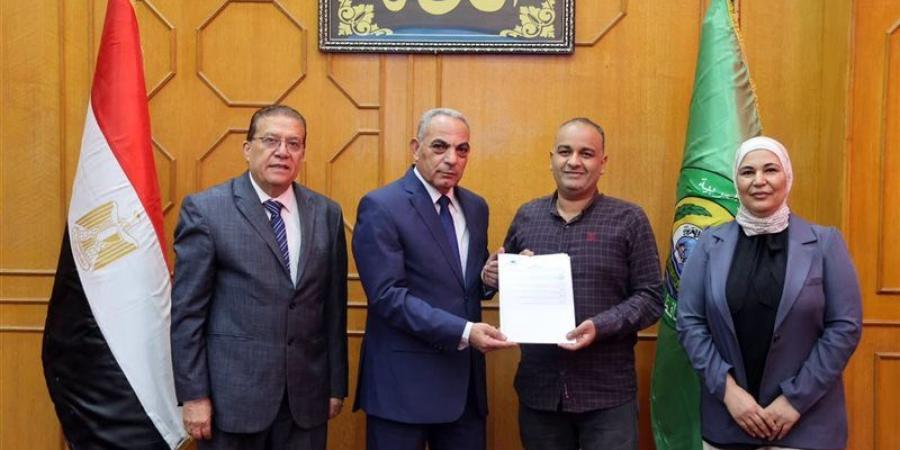 محافظ الإسماعيلية يشهد حفل توقيع عقود العمل لأبناء المحافظة بشركة مدينة اللقاحات - تواصل نيوز