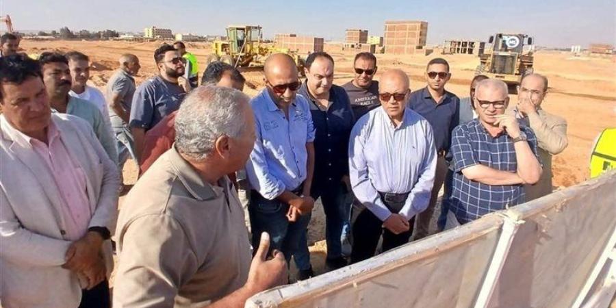 نائب وزيرة الإسكان يتفقد مشروعات المرافق بمدينة الشروق - تواصل نيوز