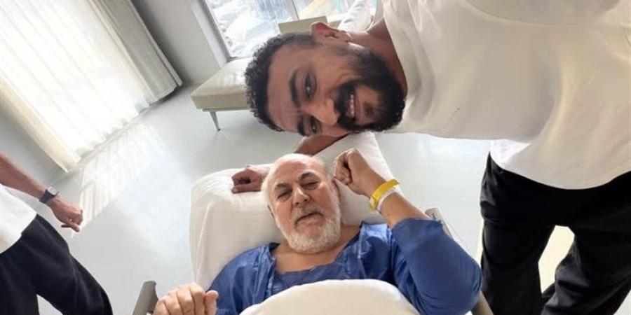 نقل والد أحمد العوضي إلى المستشفى بعد تعرضه لأزمة صحية - تواصل نيوز
