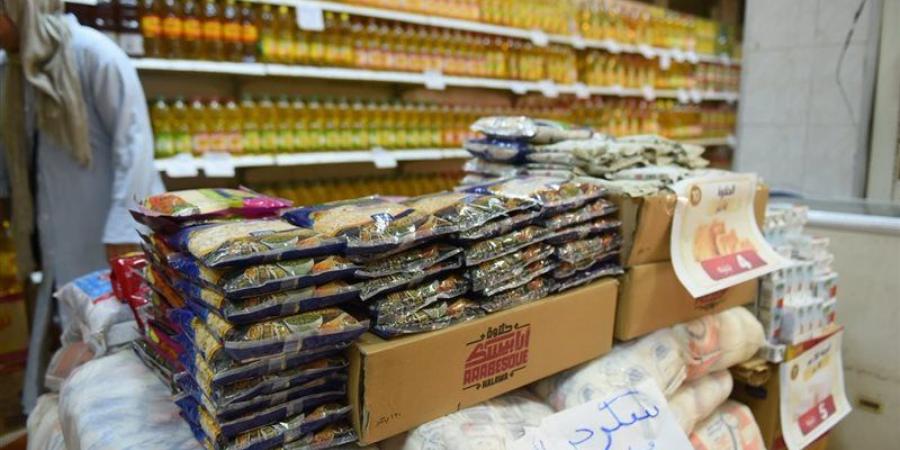 السكر بـ25 والزيت بـ50 جنيها، إقبال كبير على مبادرة خفض الأسعار بالمجمعات الاستهلاكية - تواصل نيوز