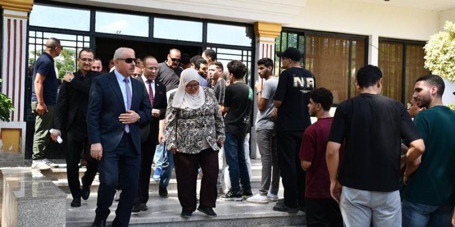 رئيس جامعة قناة السويس يتفقد المدن الجامعية ويتابع أعمال تسكين الطلاب - تواصل نيوز