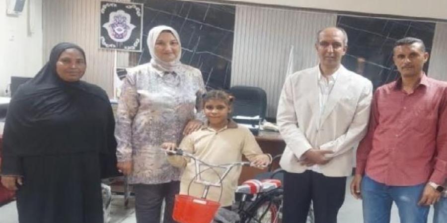 «جميلة» بنت قنا.. أعادت 35 ألف جنيه لصاحبها فكرّمها مدير تعليم نجع حمادي بدراجة هوائية - تواصل نيوز