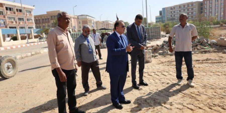 رئيس جامعة قنا يتفقد أعمال تمهيد الطريق الجديد الرابط بين المستشفى المرزوقي وبوابة 5 لتعزيز انسيابية الحركة داخل الحرم الجامعي - تواصل نيوز