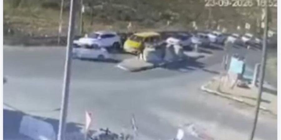 لحظة دهس نجل السفير الإسرائيلى لدى أمريكا في الضفة الغربية (فيديو) - تواصل نيوز