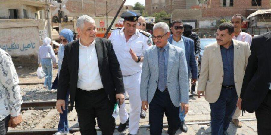 محافظ بني سويف يتفقد عددًا من المزلقانات لمتابعة أعمال التطوير ورفع معدلات الأمان - تواصل نيوز