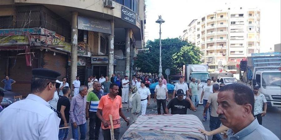 حملة مكبرة لرفع إشغالات الباعة الجائلين بمنطقة المنشية بالإسكندرية - تواصل نيوز