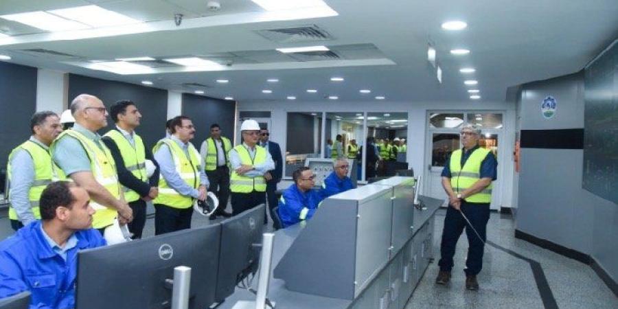 وزير الصناعة ومحافظ الإسكندرية يتفقدان مجمعات صناعية للأسمدة والمستلزمات الطبية - تواصل نيوز