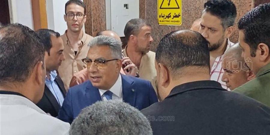 محافظ الدقهلية يطمئن على حالة الأم المصابة في انهيار عقار برهمتوش (صور) - تواصل نيوز