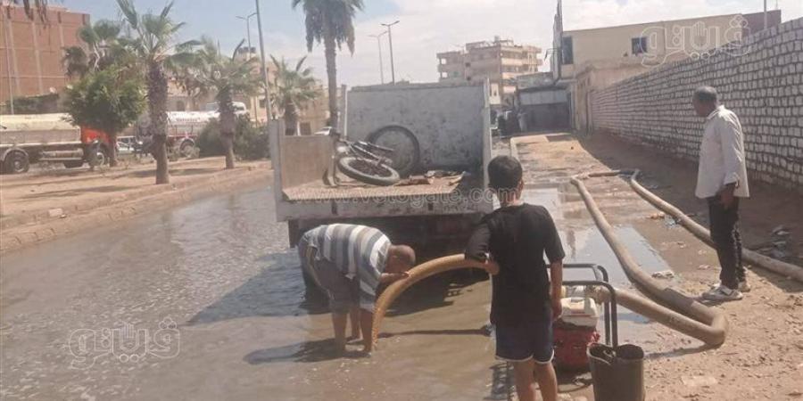 فرق الطوارئ ترفع تجمعات مياه الأمطار بمرسى مطروح - تواصل نيوز