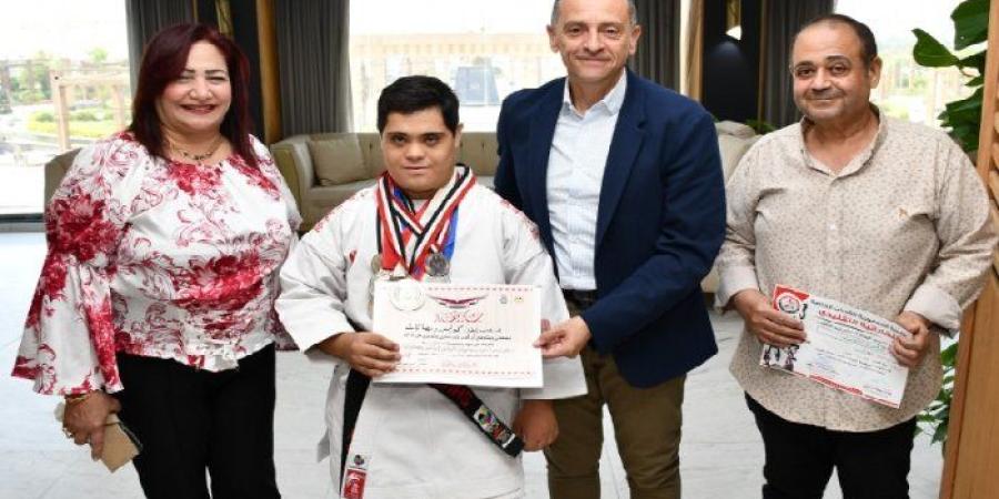محافظ أسوان يكرّم البطل كيرلس ويصا بعد تتويجه بالمركز الأول جمهورياً في الكاراتيه وتأهله للمنافسات الدولية - تواصل نيوز