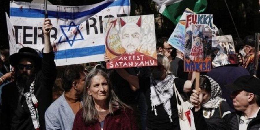 عشرات الإسرائيليين واليهود يتظاهرون أمام الأمم المتحدة مطالبين برحيل نتنياهو - تواصل نيوز
