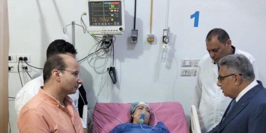 محافظ الدقهلية يطمئن على حالة المصابة فى حادث انهيار منزل برهمتوش - تواصل نيوز