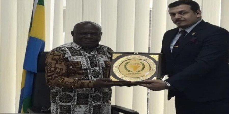 السفير ياسر البخشوان ووزير الطاقة والمياه بالجابون يوقعان بروتوكولًا لضخ استثمارات جديدة - تواصل نيوز