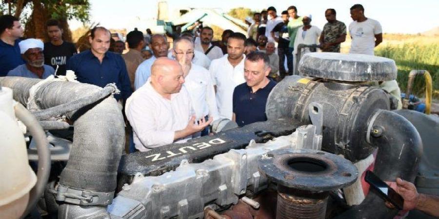 محافظ أسوان يستعرض آليات صيانة محطات الطاقة الشمسية داخل قرى العون الغذائي - تواصل نيوز
