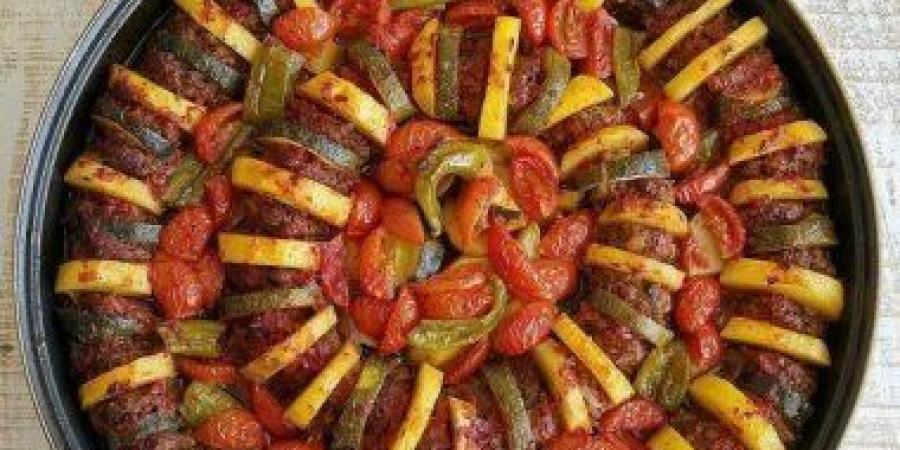 بخطوات بسيطة طريقة عمل صينية البطاطس بأقراص الكفتة - تواصل نيوز
