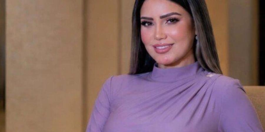 بإطلالة أنيقة.. إيناس عز الدين تلفت الأنظار في جدة «صور» - تواصل نيوز