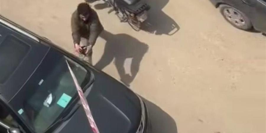 "بيكسر العربيات"، أهالي عزبة النخل يناشدون الداخلية لضبط شخص يعتدي على المواطنين - تواصل نيوز