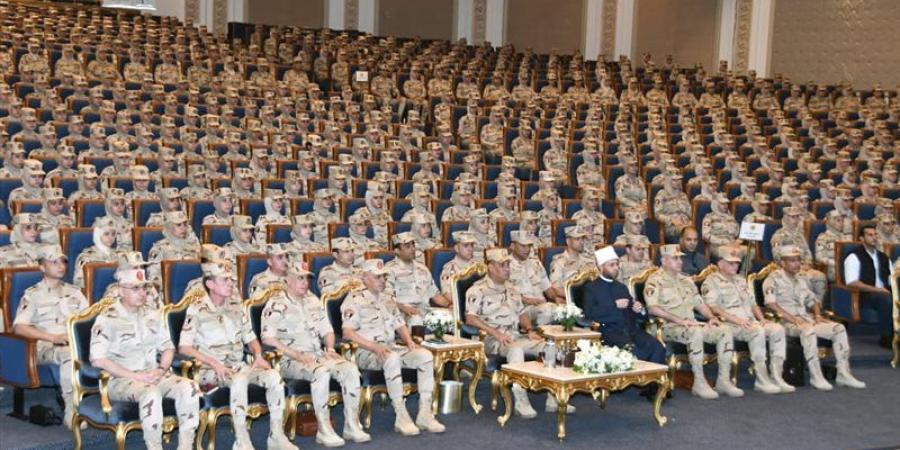 وزير الدفاع يلتقي كوادر وأطقم التمريض العسكري بالقوات المسلحة - تواصل نيوز