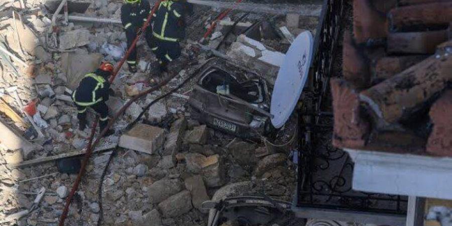 اليونان: انفجار قوي يتسبب في انهيار مبنى بوسط أثينا ويصيب 3 أشخاص - تواصل نيوز