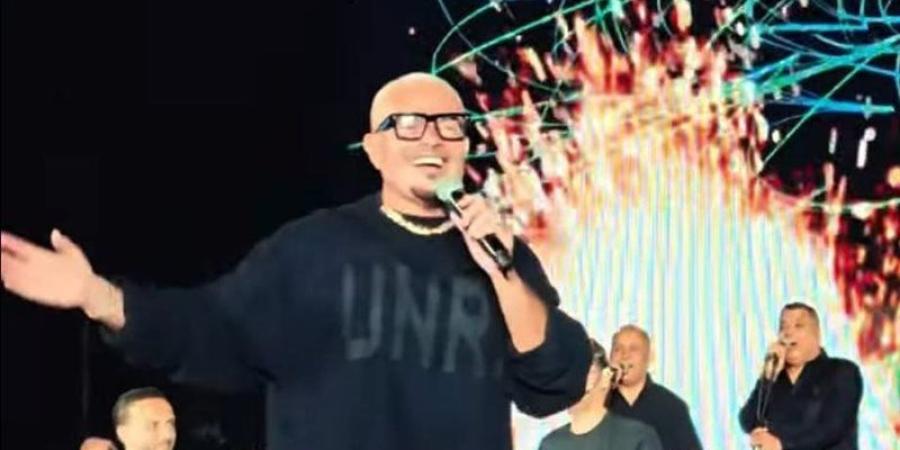 عمرو دياب يتألق بأغاني ألبومه الجديد في مول مصر (فيديو) - تواصل نيوز