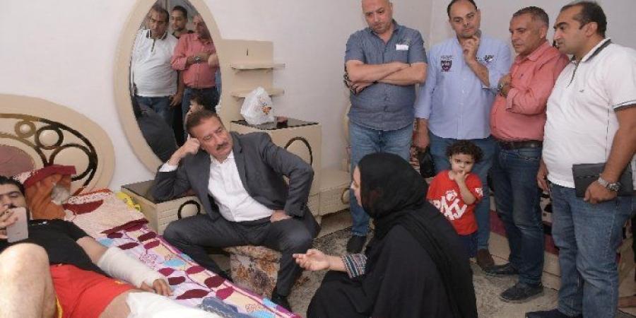 محافظ بورسعيد يزور أسرة تعرضت لحادث سير ويستدعي طبيبَي جراحة وعظام للكشف الفوري على المصابين - تواصل نيوز