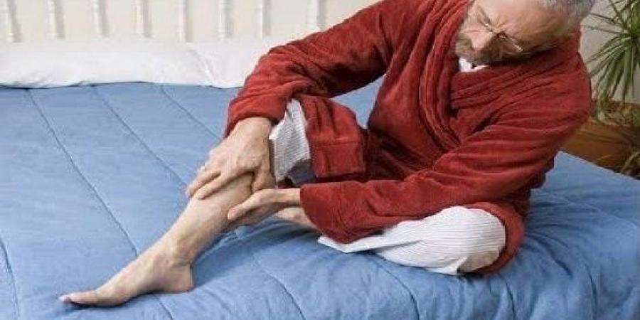 تململ الساقين ليلًا.. اضطراب شائع قد يؤثر في النوم والصحة العامة - تواصل نيوز