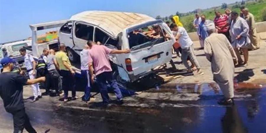 إصابة 7 أشخاص في انقلاب ميكروباص أعلى محور الضبعة الصحراوي - تواصل نيوز