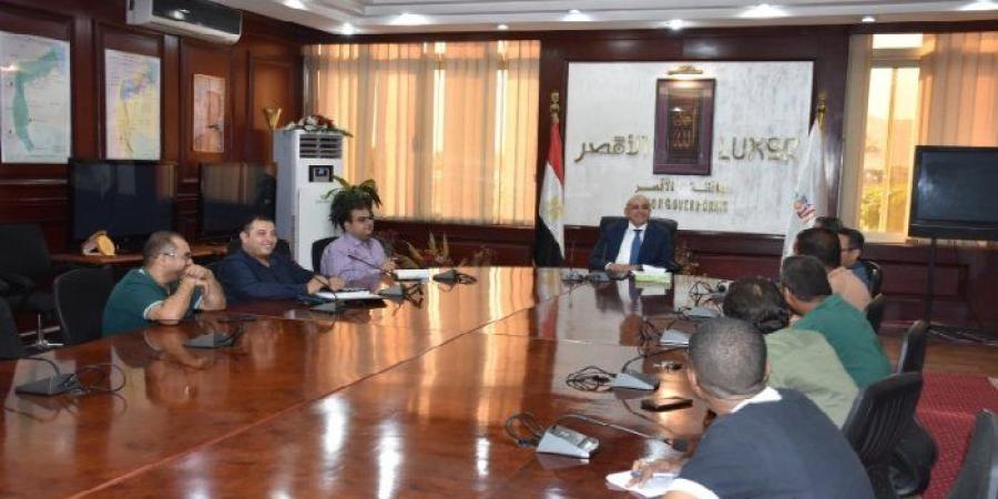 محافظ الأقصر يتابع تطوير الطرق والمرافق ويوزع رحلات عمرة مجانية على عدد من السيدات - تواصل نيوز