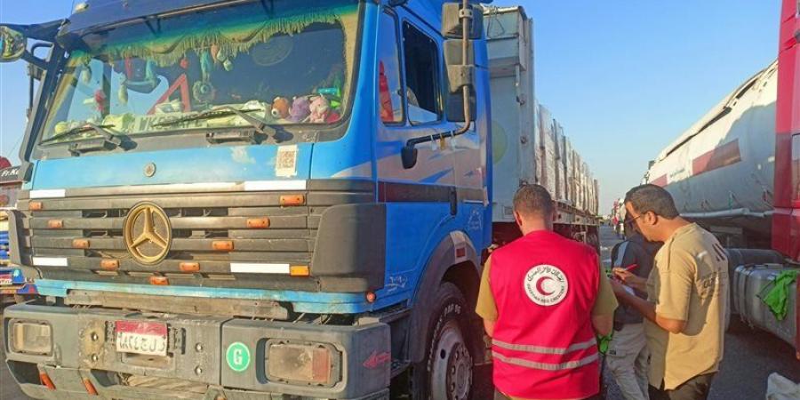 بحمولة 2,794 طنا، الهلال الأحمر يدفع قافلة «زاد العزة.. إلى غزة» 284 - تواصل نيوز
