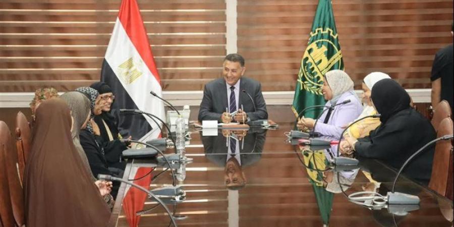 صندوق «تحيا مصر» يحقق أمنية 5 سيدات بأداء العمرة، ومحافظ القليوبية يسلّمهن جوازات السفر - تواصل نيوز