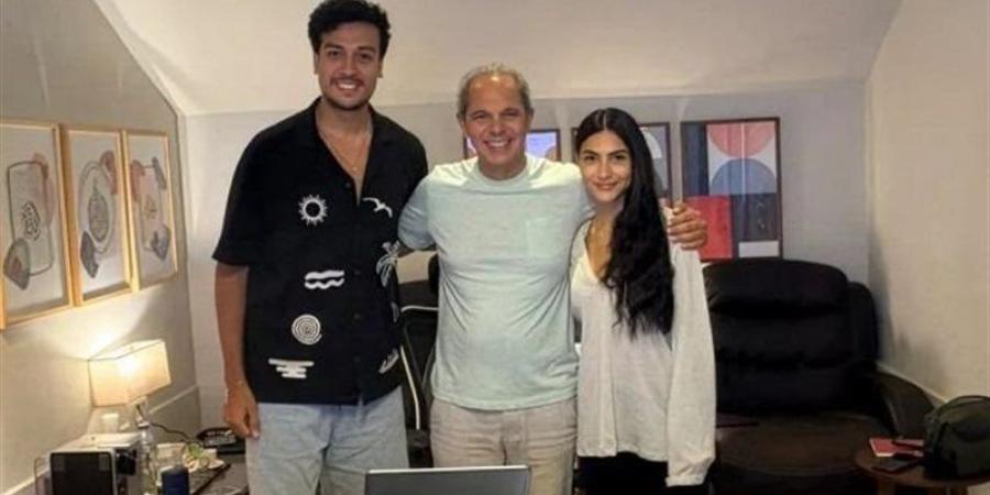 رامي إمام يروج لفيلم "موعد عشاء" بصورة مع أحمد عبد الوهاب وهدى المفتي - تواصل نيوز