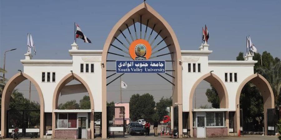 اتهمته بتعطيل العدالة، تغريم رئيس جامعة جنوب الوادي وإلغاء اللوم بحق أستاذة علم النفس - تواصل نيوز