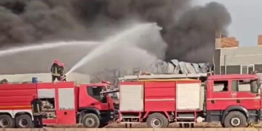 السيطرة على حريق داخل مصنع ملابس بالمنطقة الصناعية الثانية بالعاشر - تواصل نيوز
