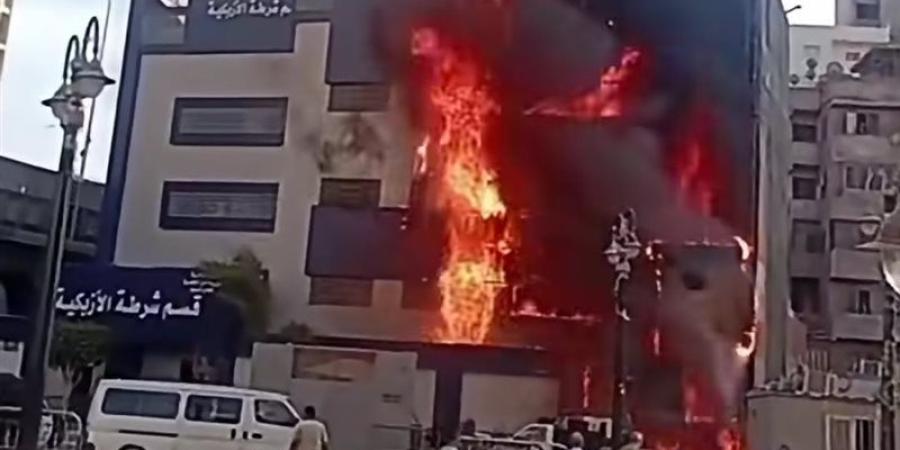 سبب حريق قسم الأزبكية، انفجار كابل كهربائي يشعل النيران ويلتهم جزءًا من الواجهة - تواصل نيوز