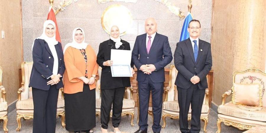 العنصر البشري في مقدمة الأولويات، رئيس جامعة قناة السويس يكرم الفائزين بجائزة الأداء المتميز - تواصل نيوز