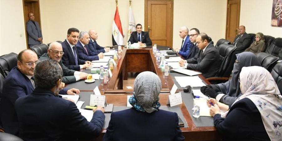 وزير الرياضة يتابع مع مجلس إدارة هيئة استاد القاهرة مستجدات العمل وخطط التطوير - تواصل نيوز