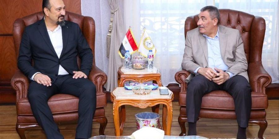 رئيس هيئة ميناء دمياط يبحث مع وفد هاباج لويد العالمية تعزيز التعاون وزيادة حركة التداول - تواصل نيوز