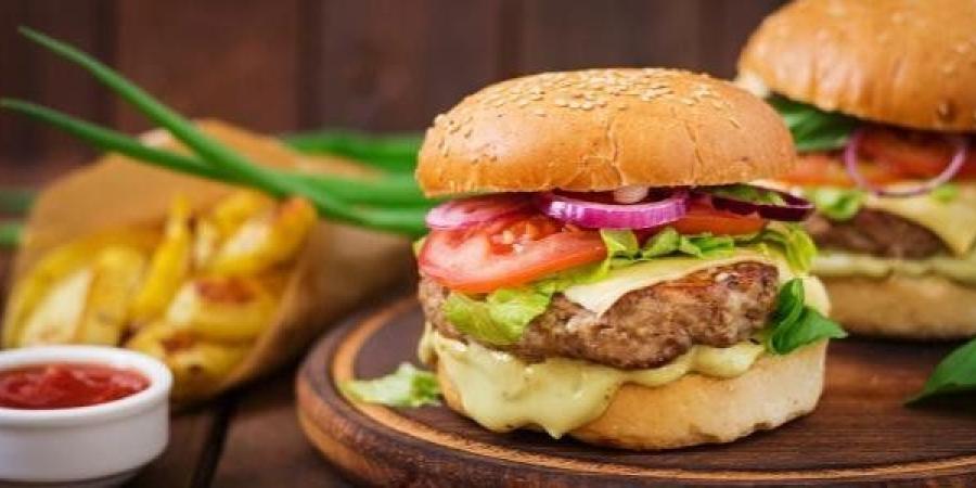 يعشقها الكبار والصغار.. طريقة عمل البرجر في المنزل خطوة بخطوة - تواصل نيوز