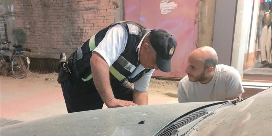موقف إنساني، رجل مرور يساند أسرة تعطلت سيارتها بشكل مفاجئ في شبين الكوم (صور) - تواصل نيوز