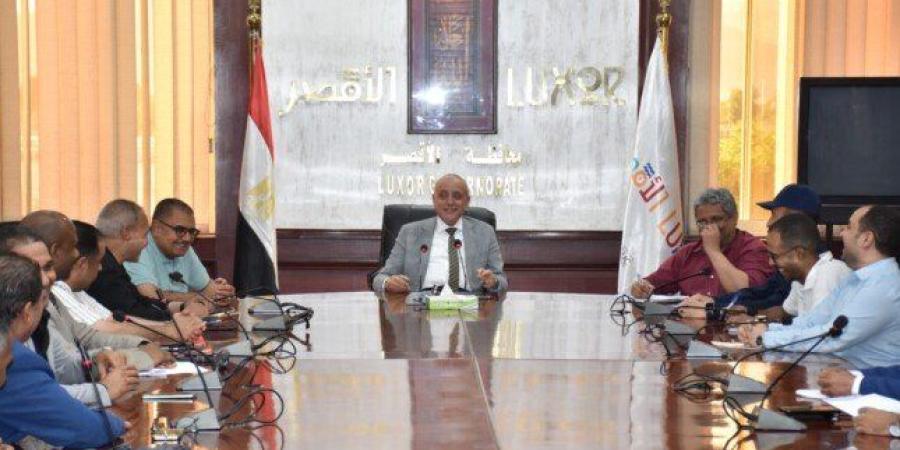محافظ الأقصر يناقش خطة عاجلة لتوصيل الصرف الصحي لعدد من المدارس - تواصل نيوز