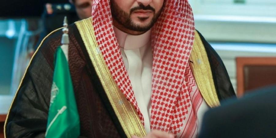 وزير الدفاع يبحث أمن المنطقة والتطورات الإقليمية مع نظيره البريطاني - تواصل نيوز