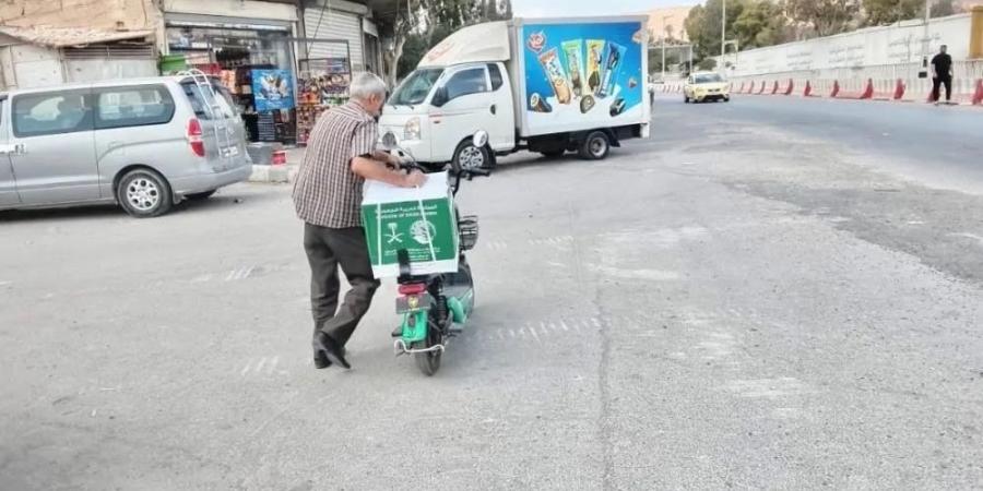 "الملك سلمان للإغاثة" يوزع 1.000 سلة غذائية في ريف دمشق بسوريا - تواصل نيوز
