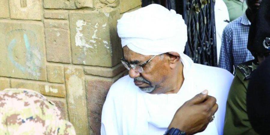 نقل الرئيس السوداني المعزول عمر البشير إلى المستشفى بعد تدهور حالته الصحية - تواصل نيوز