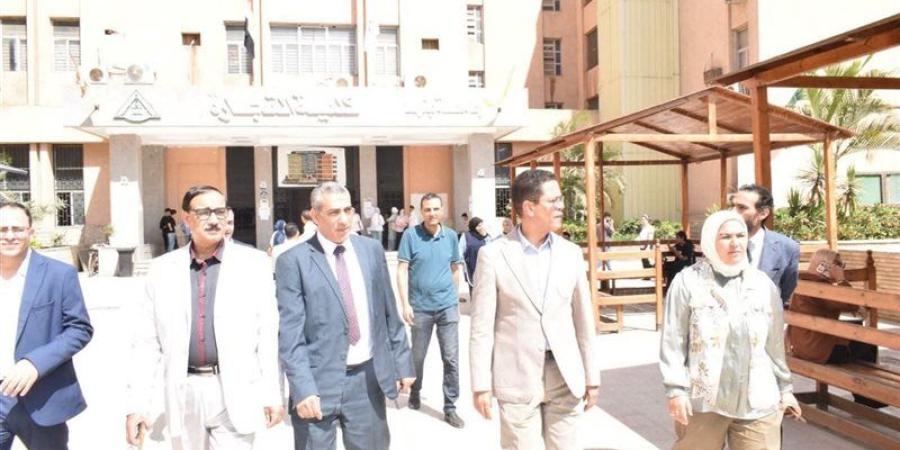 رئيس جامعة بنها يتفقد الدراسة بكليتي الآداب والتجارة، ويؤكد تعزيز الهوية الوطنية والوعي المجتمعي - تواصل نيوز
