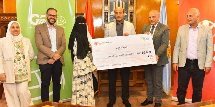 تشمل 52 أسرة، محافظ أسيوط يسلم الدفعة الأولى من تمويلات مشروع "جذور النمو" - تواصل نيوز