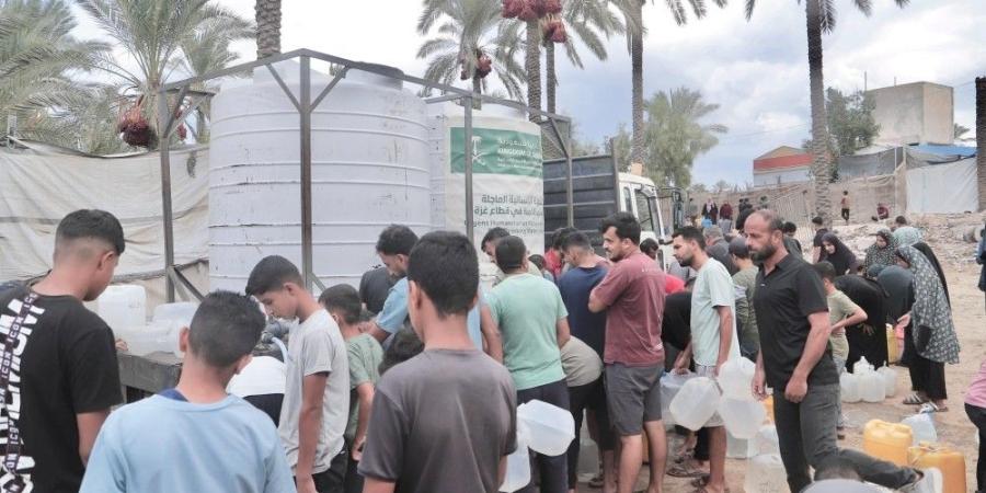 مركز الملك سلمان للإغاثة يضخّ 500 ألف لتر من المياه في قطاع غزة - تواصل نيوز